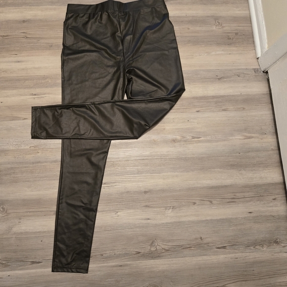 Black Faux Leather Leggings Size M - Picture 6 of 6